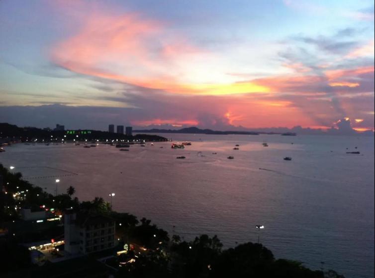 Central Pattaya - Sea View Large Balcony Condo With Infinity Pool Bagian luar foto